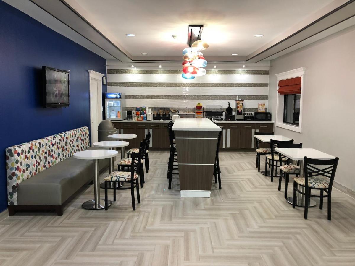 Executive Inn And Suites Joaquin Bagian luar foto