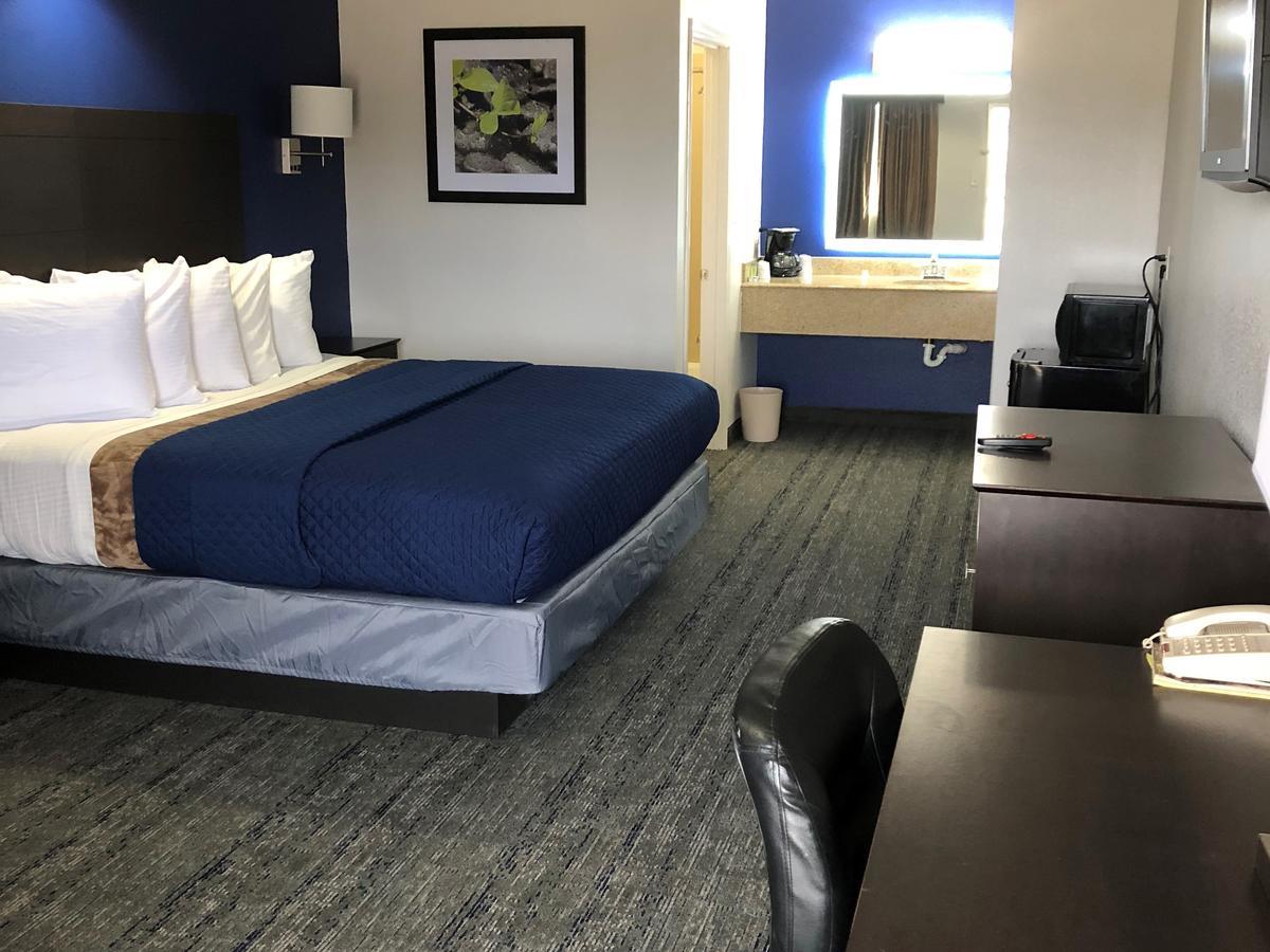 Executive Inn And Suites Joaquin Bagian luar foto