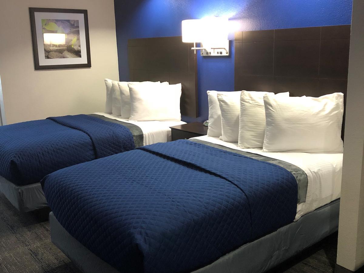 Executive Inn And Suites Joaquin Bagian luar foto