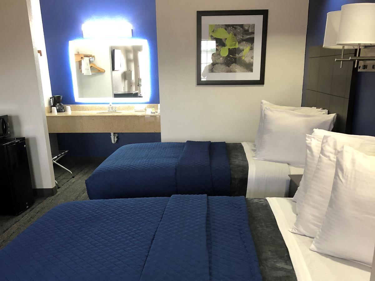 Executive Inn And Suites Joaquin Bagian luar foto