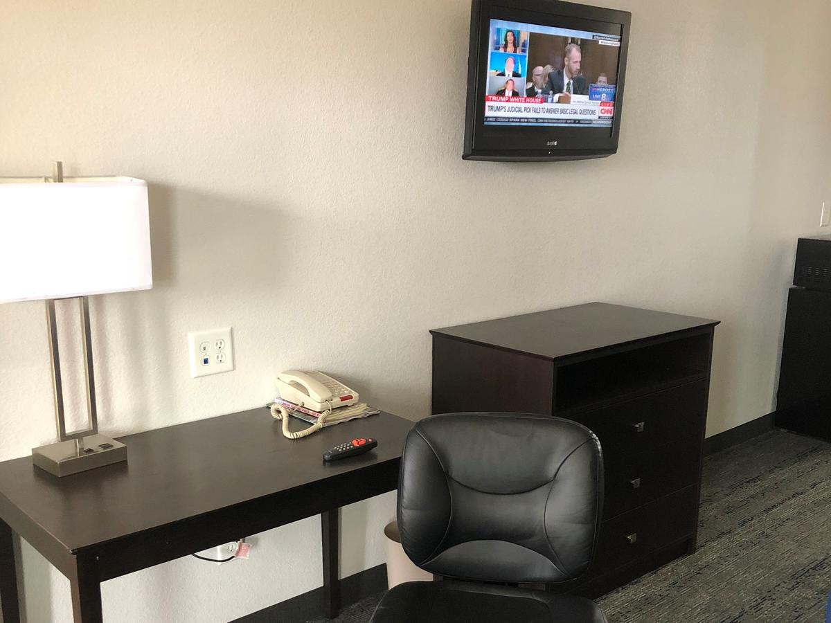 Executive Inn And Suites Joaquin Bagian luar foto