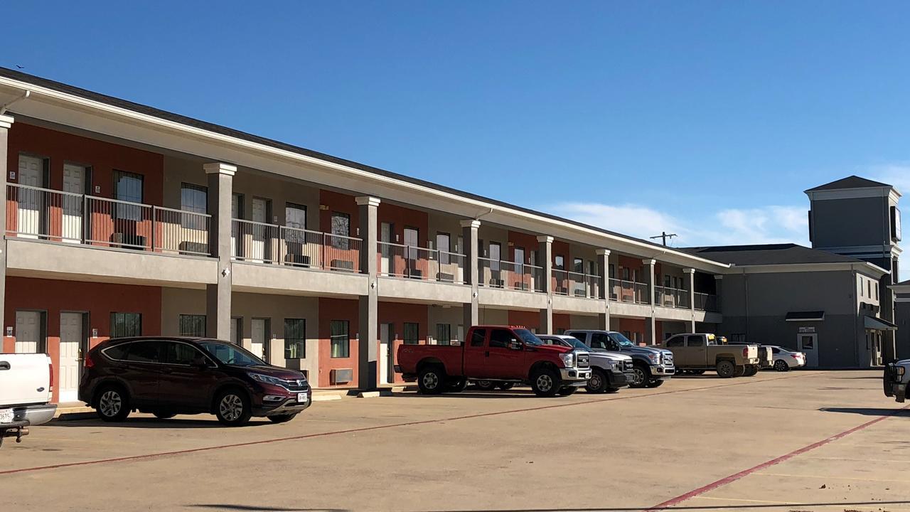 Executive Inn And Suites Joaquin Bagian luar foto