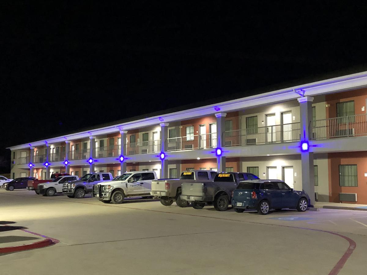 Executive Inn And Suites Joaquin Bagian luar foto